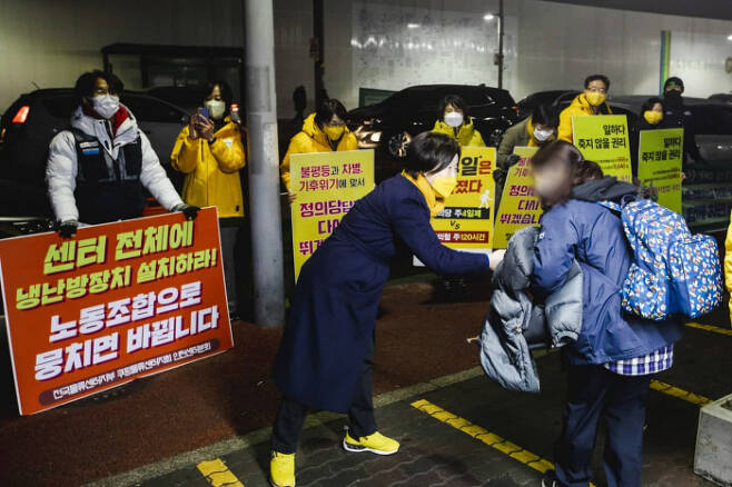 심상정 정의당 대선 후보가 26일 새벽 인천 서구 쿠팡 4물류센터를 찾아 퇴근하는 밤샘 노동자들에게 인사하고 있다. 정의당 제공