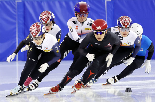 지난 5일 2022 베이징동계올림픽 개막을 앞두고 쇼트트랙 대표 선수들이 충북 진천선수촌 빙상장에서 훈련을 하고 있다. [사진 출처 = 연합뉴스]