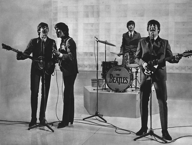 [영국=AP/뉴시스] 영국 최고의 밴드로 뽑히는 비틀즈가 공연을 하고 있다. 왼쪽부터 폴 매카트니, 조지 해리슨, 링고 스타, 존 레논이 서있다. 2022.01.26.  *재판매 및 DB 금지