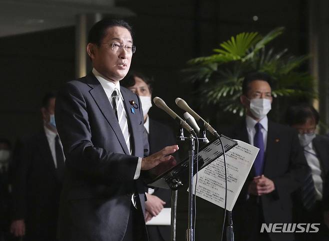 [도쿄(일본)=AP/뉴시스]지난 6일 기시다 후미오 일본 총리가 총리 관저에서 기자들에게 발언한고 있다. 2022.01.26.