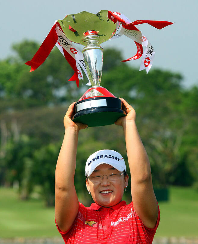 2009년 LPGA 데뷔전에서 컷탈락으로 출발한 신지애가 그해 3번째 대회인 HSBC 위민스 챔피언십에서 우승 트로피를 들었다. ㅣ게티이미지
