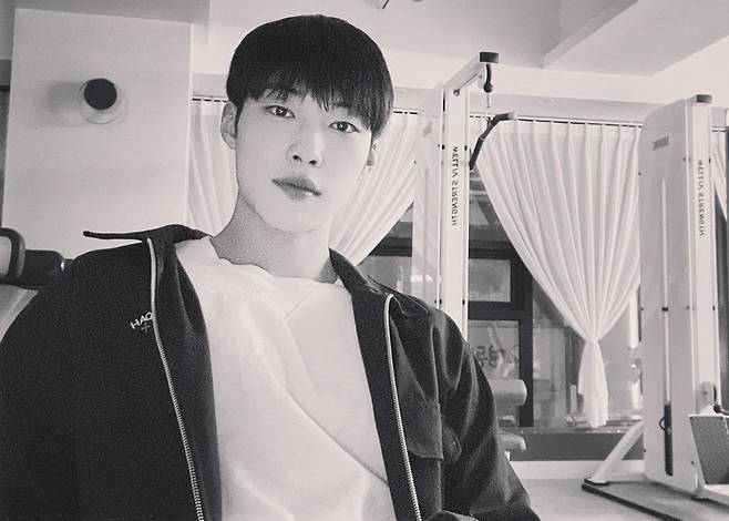 Actor Woo Do-hwan has reported on the latest.Woo Do-hwan posted a picture on his instagram on Saturday with a camera emoticon.The black and white photos show Woo Do-hwan, with clear eyes staring at the camera and a veiled V-line that attracts attention.He seemed to have exercised and showed off his appearance with his Pacific shoulder.In the recent situation of the welcome Woo Do-hwan, fans praised the comments such as It is completely cool, It is really handsome and It is so cute.Meanwhile, Woo Do-hwan returns to Netflix Drama The Hunting Dogs, a story about three young people who chase money into the world of private debt and get caught up in a huge force.