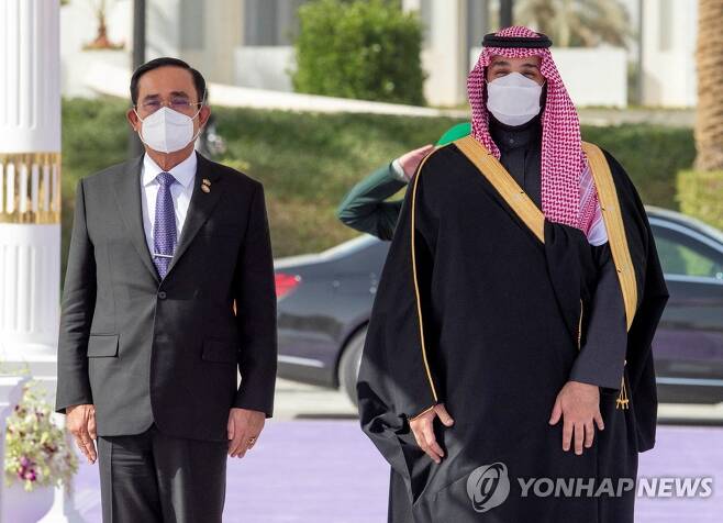 30여년만에 사우디를 방문한 쁘라윳 짠오차 총리(왼쪽)와 무함마드 빈살만 왕세자. 2022.1.25 [사우디 왕실 제공/로이터=연합뉴스]