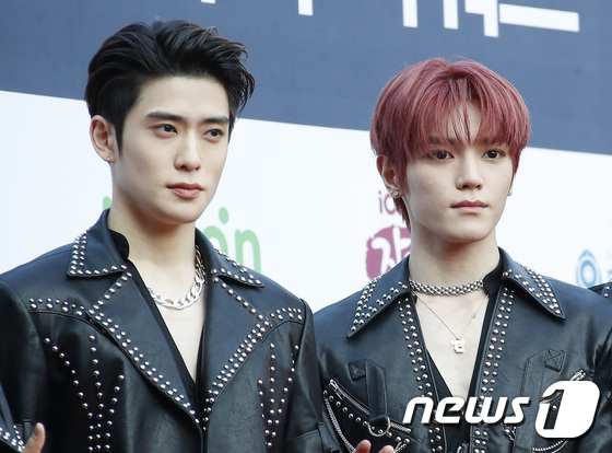 Seoul=) = NCT127 Jaehyun and Taeyong (right) pose at the 11th Gaon Chart Music Awards held at Seoul Jamsil Indoor Gymnasium on the afternoon of the 27th.2022.1.27