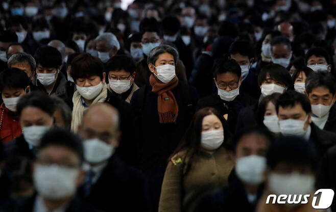 코로나19 새 변이 오미크론이 확산되고 있는 가운데 통근자들이 도쿄 한 기차역에서 길을 걷고 있다. 2022.01.17/news1 © 로이터=뉴스1 © News1 김민수 기자