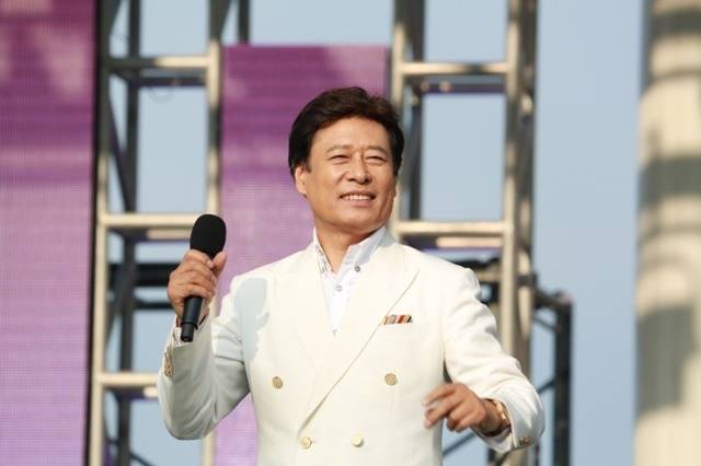 현당의 인생곡 '정하나 준것이'는 인트로 부분의 피리 연주가 압권이다. 특히 '님인지 남인지 올건지 말건지'나 '이 밤도 다가고 새벽달 기우네' 부분은 한국적 정서가 밴 친숙한 스토리를 담고 있다. /SUN엔터테인먼트 제공