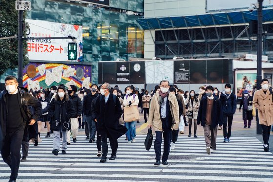 21일 마스크를 쓴 시민들이 도쿄의 시부야 스크램블 교차로(X자 횡단보도)를 건너고 있다. 연합뉴스