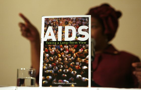 아프리카에선 에이즈 바이러스를 막기 위해 포경수술이 대대적으로 이뤄지고 있습니다. 사진은 2011년 2월 3일 남아프리카공화국에서 열린 에이즈 관련 서적 출판 발표회. AP=연합뉴스
