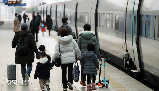 올해 설 명절 연휴에는 지난해보다 800만명이 늘어난 2870만여명이 이동한다고 국토교통부가 밝혔다. 사진은 지난해 설 명절 당시 서울역에서 기차를 타려는 귀성객들의 모습이다. 경향신문 자료사진