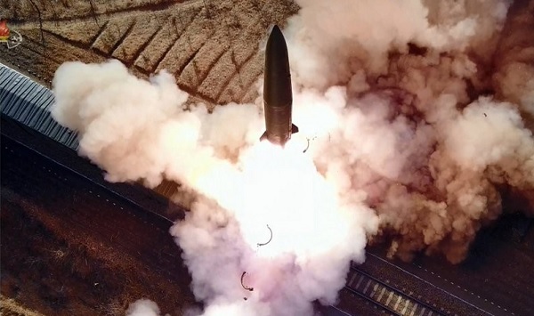 지난 14일 조선중앙TV에서 공개한 '북한판 이스칸데르' KN-23 단거리 탄도미사일 발사 장면. / 사진 = 연합뉴스
