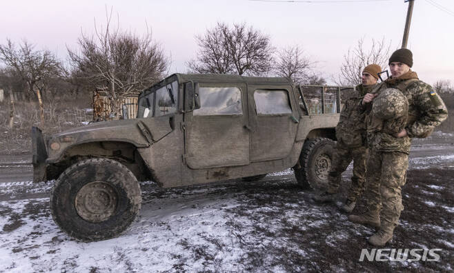 [마리우폴=AP/뉴시스]지난 20일(현지시간) 우크라이나 도네츠크주 마리우폴에서 우크라이나군 병사들이 친 러시아 반군과의 대치 지역에서 근무하고 있다. 2022.01.27.