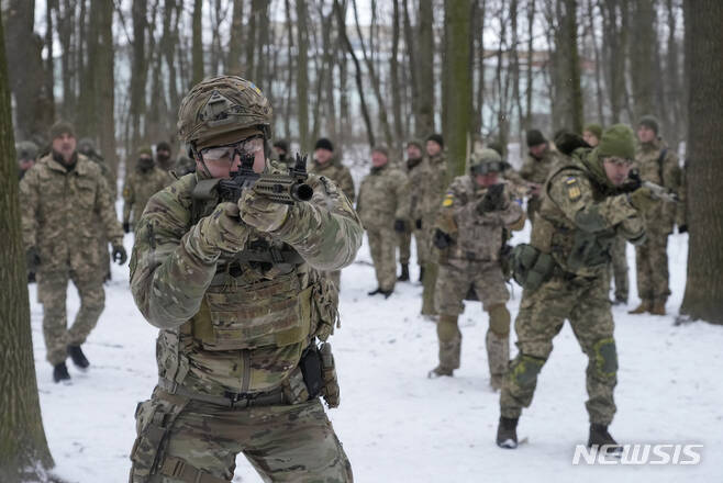 [키이브(우크라이나)=AP/뉴시스]우크라이나 국토방위군 대원들이 한 공원에서 훈련을 하고 있다. 2022.01.27.