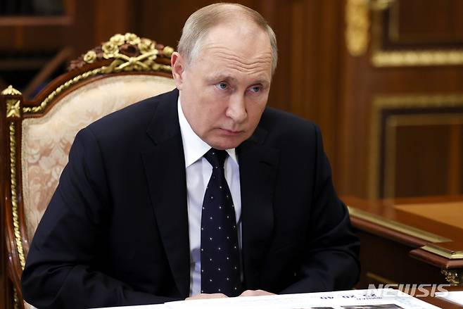 [모스크바=AP/뉴시스]블라디미르 푸틴 러시아 대통령이 지난 18일 크렘린궁에서 회의에 참석한 모습. 2022.01.24.