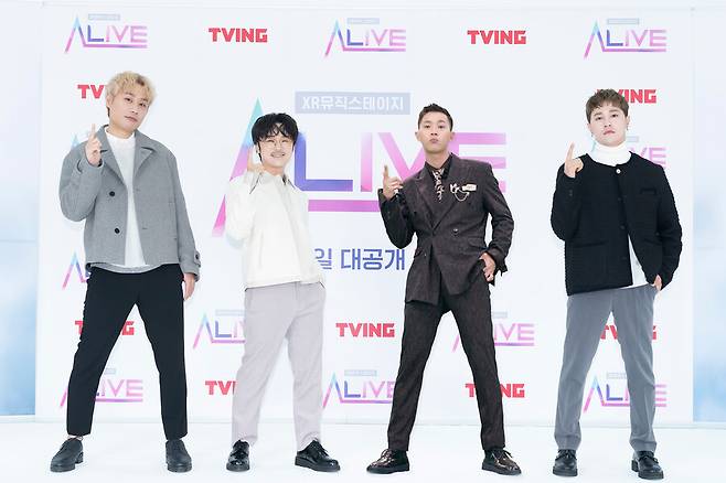 ▲ 울랄라세션 최도원, 김명훈, AI로 복원된 고 임윤택, 박승일(왼쪽부터)이 27일 티빙 오리지널 '얼라이브' 제작발표회에 참석해 포즈를 취하고 있다. 제공|티빙