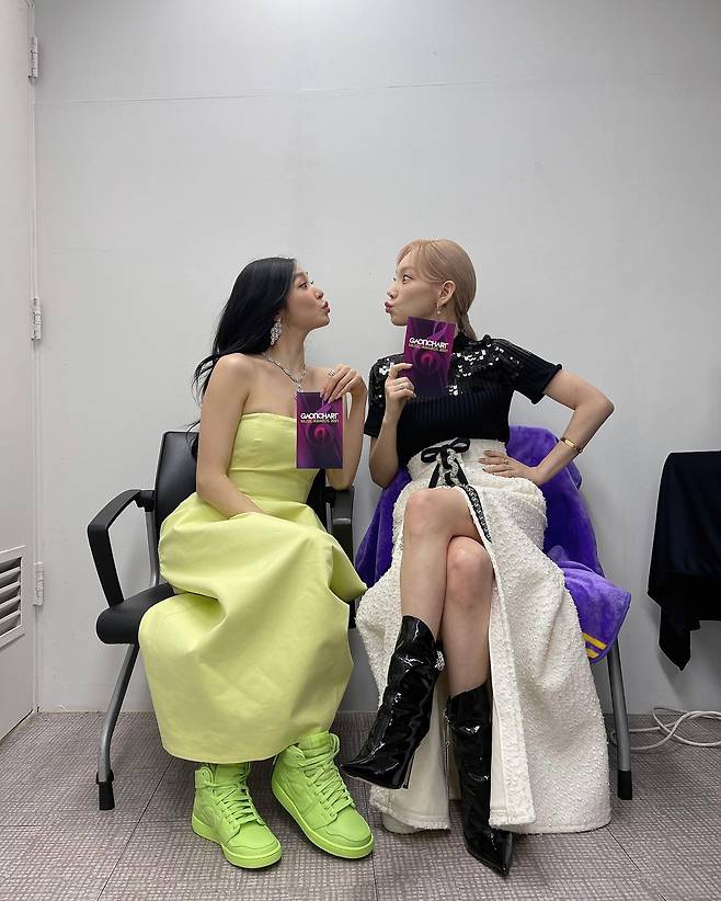 On the afternoon of the 27th, Tiffany Young posted a picture on her instagram with an article entitled Dymond You My Best Friend.In the open photo, Tiffany Young posed affectionately together with Minho, Taeyeon and the waiting room. In addition, she showed off her friendship with Taeyeon by kissing each other.Noje, who encountered this, left a comment on the heart emoticons.On the other hand, Tiffany Young, who was born in 1989 and is 33 years old, is about to air the JTBC drama The youngest son of the chaebol house.Photo: Tiffany Young Instagram