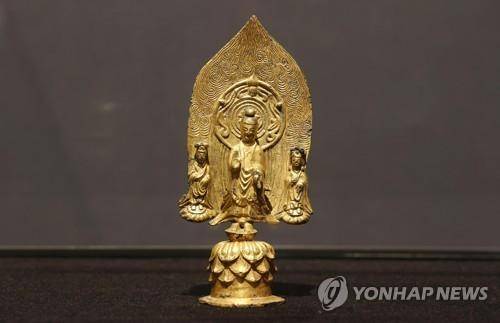 경매 나온 국보 금동계미명삼존불입상
(서울=연합뉴스) 이재희 기자 = 17일 오전 서울 강남구 케이옥션에서 국보 '금동계미명삼존불입상'을 전시하고 있다.