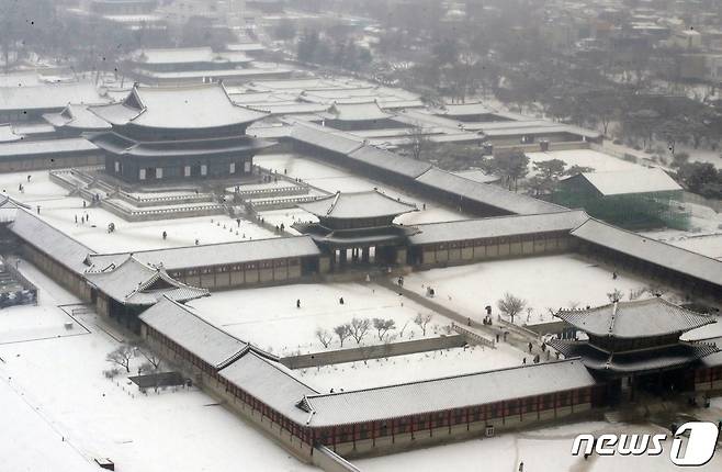 서울 종로구 경복궁에 하얀 눈이 쌓여 있다. 2022.1.19/뉴스1 © News1 ,송원영 기자