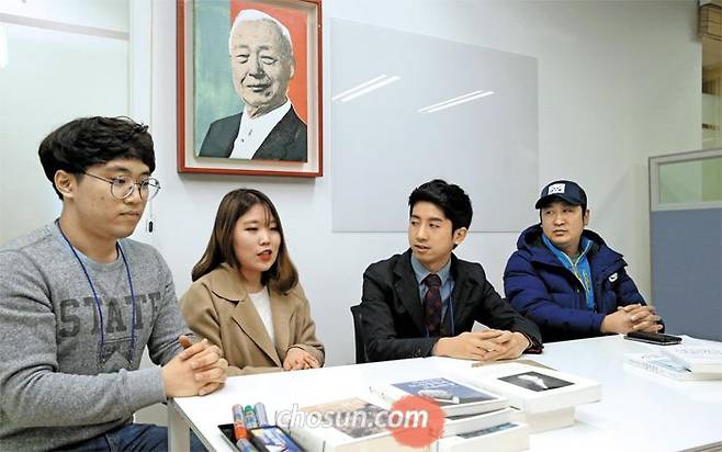 2018년 1월 13일 당시 서울 마포구 자유아카데미 강의실에서 열린 ‘이승만 학당 토요강좌 4기' 20~30대 수강생들이 이승만 전 대통령의 공과(功過)를 놓고 얘기하고 있다./조선일보 DB