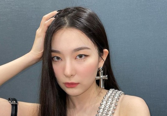Seulgi from the group Red Velvet has emanated charisma.On the 27th, Seulgi posted a picture on his instagram with the phrase Godderbeat.In the photo, Seulgi took a picture after wearing a chic stage costume and colorful accessories.The long straight hair and transparent skin made me admire the intense feeling.Meanwhile, Red Velvet Wendy and Seulgi released their new song Step Back on the 3rd as members of SM Project Unit God the Beat.