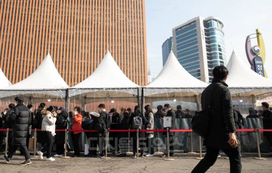 지난 26일 서울역광장에 설치된 임시선별검사소에서 시민들이 코로나19 검사를 받기 위해 줄을 서고 있다. 이슬기기자 9904sul@