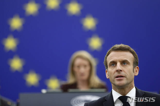 [스트라스부르=AP/뉴시스] 유럽연합(EU) 순회 의장직을 맡은 에마뉘엘 마크롱 프랑스 대통령이 19일(현지시간) 프랑스 스트라스부르 유럽의회에서 연설하고 있다. 2022.01.20.