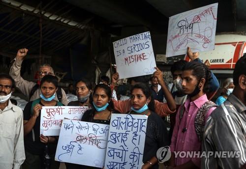 인도 뭄바이에서 집단 성폭행 근절을 요구하며 시위하는 주민.  [EPA 연합뉴스 자료사진. 재판매 및 DB 금지]