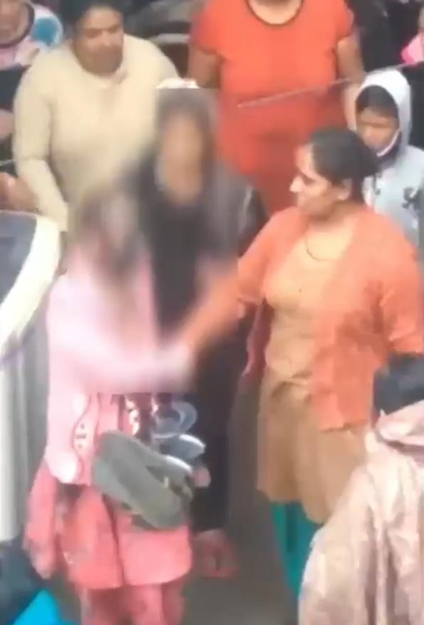 집단 성폭행 당한 뒤 뉴델리 거리에서 망신 당하는 인도 여성(왼쪽 아래)  [SNS 캡처. 재판매 및 DB 금지]