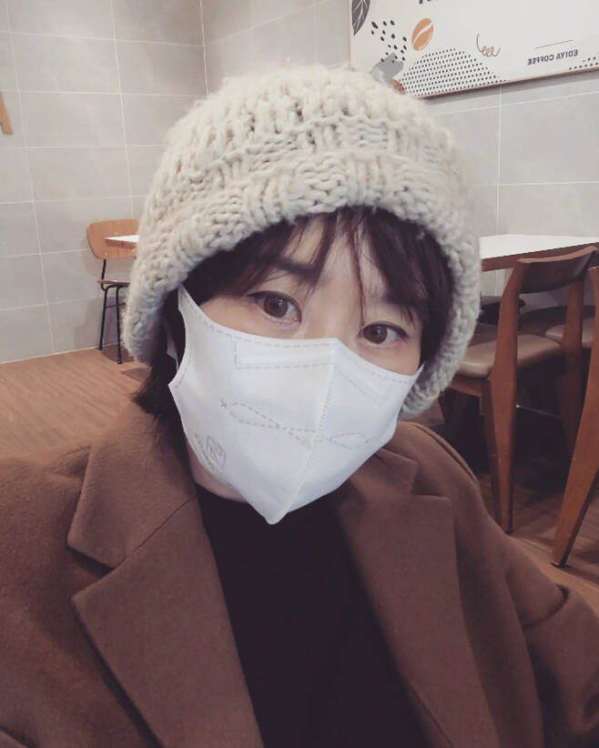 Actor Choi Kang-hee boasted about his visuals during the show.Choi Kang-hee posted a picture on his 30th day, saying 20th century style through his instagram.The photo shows Choi Kang-hee, who is having a leisurely time waiting for coffee at a cafe, and Choi Kang-hee, who is wearing a jacket on his hat.At this time, My pants are so wide today, I should have shown it, but I am embarrassed and I can not shoot my pants alone.Choi Kang-hee, who is staring at the camera, is proud of his beauty while boasting a clear eye.On the other hand, Choi Kang-hee appeared on KBS2 Hello, its me!