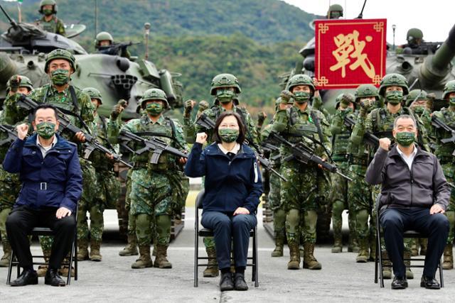 차이잉원(가운데) 대만 총통이 21일 동남부 타이둥의 군사기지를 방문해 장병들과 주먹을 들고 기념사진을 찍으며 결사 항전 의지를 다지고 있다. 가오슝=EAP 연합뉴스