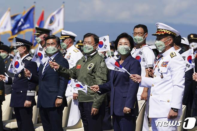 (포항=뉴스1) 이광호 기자 = 문재인 대통령과 김정숙 여사가 2021년10월 1일 경북 포항 영일만 해상 마라도함에서 열린 제73주년 국군의 날 기념식에 참석해 군가에 맞춰 태극기를 흔들고 있다. 2021.10.1/뉴스1