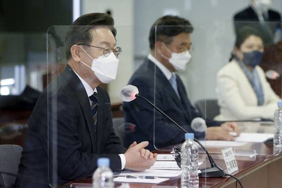 (서울=뉴스1) 국회사진취재단 = 이재명 더불어민주당 대선 후보가 28일 서울 용산구 대한의사협회를 방문해 모두발언을 하고 있다. 2022.1.28/뉴스1