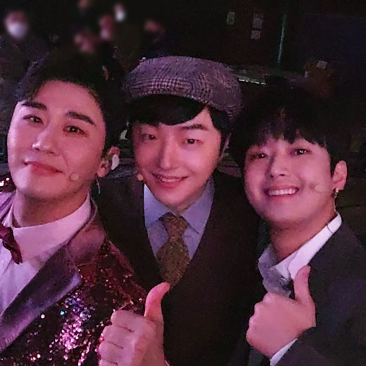 Singer Ahn Sung-joon has released certified photos with Young-tak and Lee Chan-won.Ahn Sung-joon said on Instagram on the 30th, Who is your Friend?The correct answer was posted on January 31 at 8 pm on KBS1 Thank you all Songhae # Yeongtak # Lee Chan Won # An Sung Jun.Ahn Sung-joon poses positively with Yeong-tak and Lee Chan-won. The warm appearance of the three Singers catches the eye.As Ahn Sung-joon added, expectations for how they will appear on the show will increase. Netizens also responded such as I will shoot the main room.On the other hand, Ahn Sung-joon is loved by the song Shounda.