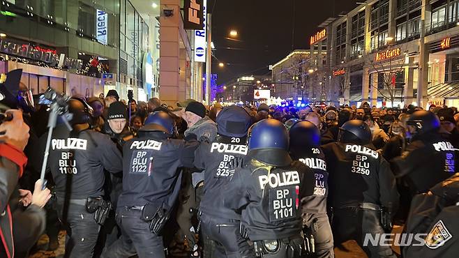 [마그데부르크=AP/뉴시스] 24일(현지시간) 독일 마그데부르크에서 코로나19 방역 조치에 반대하는 시위가 열려 시위대과 경찰이 충돌하고 있다. 2022.01.25.
