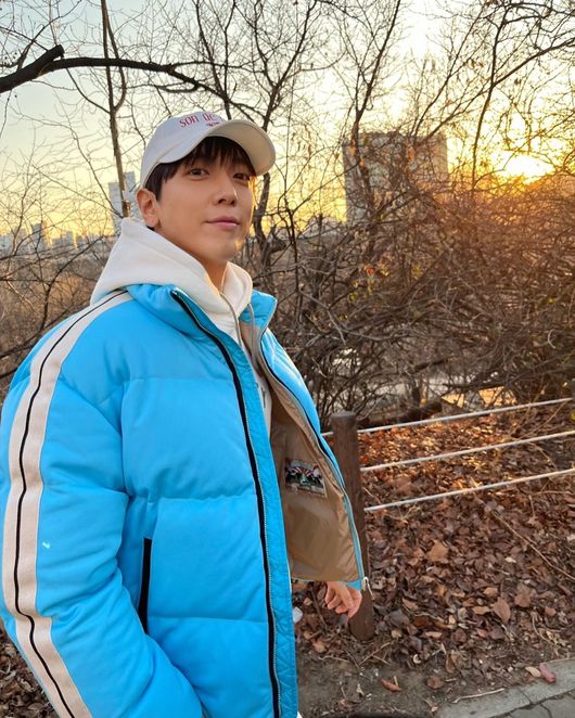 Singer and actor Jung Yong-hwa told me about the warmest recent situation.On the afternoon of the 29th, Jung Yong-hwa posted two self-portraits on his personal SNS, saying, Its about to come.Jung Yong-hwa in the photo is a vivid blue padding, white hood, and a hat wearing a boyfriend look.Jung Yong-hwa has been admiring fans for showing off his unbelievable amount of beauty this year that he is 34 years old.In particular, Lee Kyung-kyung, who has been breathing through the new drama You are without end, left a comment saying Baby.CNBLUE member Lee Jung-Shin was difficult and Gangnam was glad to see those who left heart motifs.On the other hand, CNBLUE, a band of Jung Yong-hwa, celebrated its 12th anniversary on the 14th.Jung Yong-hwa SNS
