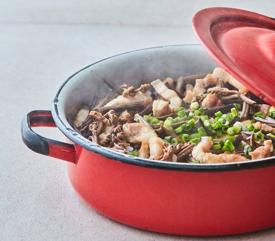 고사리나물을 활용하면 손쉽게 고사리 삼겹살 솥밥을 만들 수 있다. 영진미디어 제공, 사진=서지혜·김신욱