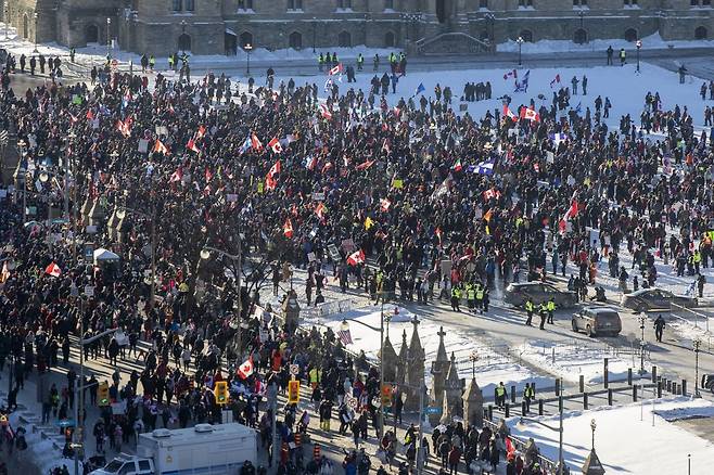 29일(현지시간) 캐나다 수도 오타와 국회의사당 앞에 모여든 대규모 시위대/사진=AFP