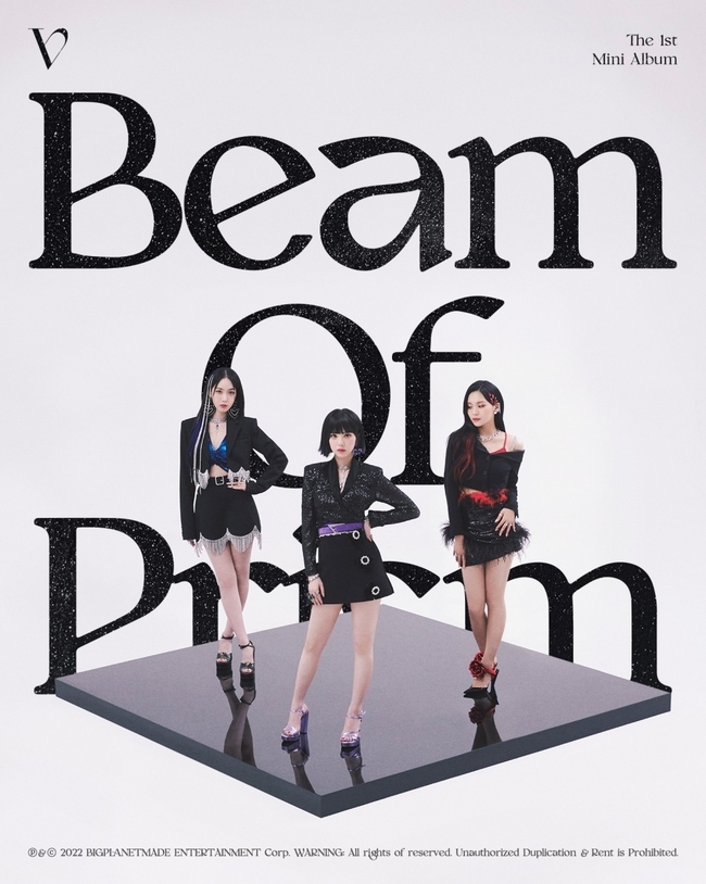 The group VIVIZ (ViviZ) raised expectations for its debut with a different transform.VIVIZ (Eunha, SinB, Umji) released a series of second concept photos of its first mini album, Beam Of Prism (Beam of Prism), via its official SNS at 0:00 on January 30 and 31.This concept photo contains the charm of VIVIZ, which is different from the dreamy mood that was released earlier.Especially, each of them has a distinctive black two-piece costume that makes the atmosphere more sophisticated and mature.First, Eunha caught the eye with her doll-like appearance in the subtle Number 1 (Lavender Mist) background.Black-haired hair and bling-bling Number 1 (Lavender Mist) accessories harmonized, creating a youthful yet chic feel.SinB has shown an inexhaustible proportion in a cool blue background, and has also completed a more spectacular visual with costumes and hairstyles decorated with crystals and chains.Finally, Umji showed a provocative figure in an intense red background.It has succeeded in transforming the new image by revealing the aspect of the atmosphere goddess with a fascinating styling different from the previous one.In the group concept photo, the three people created a flawless visual synergy with the colorful beauty of three people.VIVIZ, newly formed by group girlfriends Eunha, SinB and Umji, is a combination of VIVID, which means VIVId dayZ and VIVID, which means clear and intense, and days(z), which means days.VIVIZ, which is raising expectations for a new start with only visual transform, will continue to communicate with fans by taking off the veil of its debut album through various teeing contents.Meanwhile, VIVIZ will release its first mini album Beam Of Prism through various online music sites at 6 pm on February 9th.