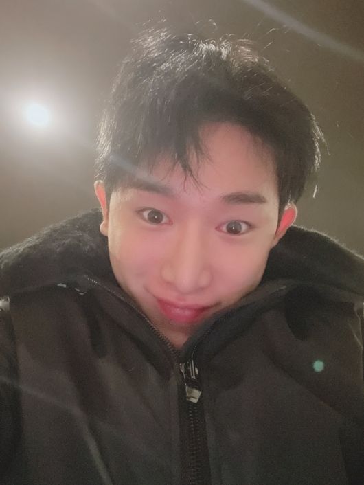 Singer Won Ho went beyond perfection and boasted a god-walled beauty.On the morning of the 31st, Wonho posted two self-portraits on his personal SNS, saying, The snow has started! # Wonho #WONHO.In the photo, Wonho is looking down at the camera with his chin covered with a black outer.Wonho showed off his handsome visuals at any angle, and he caught the attention of fans around the world with his charm of reversal between boys and men.In addition, Wonho finished his cute expression with his lips raised with his eyes rounded, and shot a global woman with a unique dinghy.Meanwhile, Wonho will release his first single album, OBSESSION, on February 16th.Wonhoheological SNS
