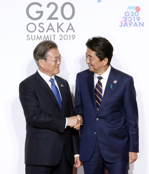 2019년 6월 일본 오사카에서 열린 주요20국(G20) 정상회의에 참석한  문재인 대통령과 아베 신조 당시 총리가 악수하고 있다. 문 대통령은 현직인 기시다 후미오 총리와는 정상으로서 대면한 적이 없다. 서울라이브러리.