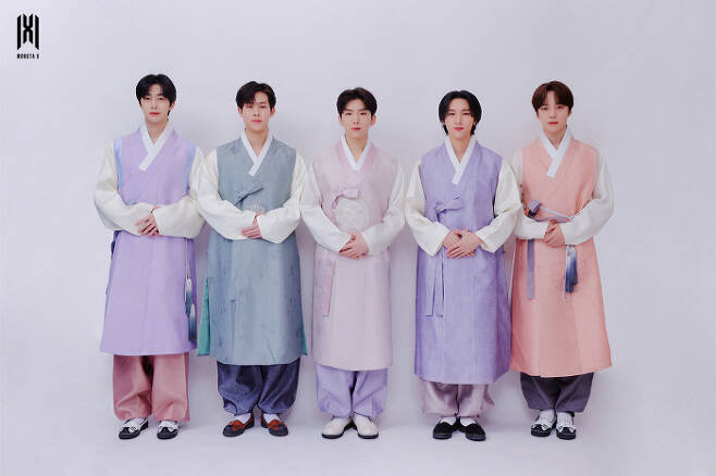 Group Monsta X (MONSTA X) wished everyone a warm New Year holiday.On the 31st, Monsta X released photos of group hanbok as well as individual members through the official SNS channel, capturing the attention of the global Monbebebe (fan club name) with a subtle smile and warm visual.In particular, he did not join the group photos, but the photos of Shounu, which was taken before the military service in July 2021, are released, soothing the fans sadness and longing.I think it was just yesterday that I was counting down on January 1, but I realize that time is really passing by when I see the New Years Day of the National Day, Monsta X said through his agency Starship Entertainment. I will try to show you a good picture so that I can say, You lived hard when I look back on this year in December 2022, as I did last year.The New Years Day, which begins a new year, is still in the midst of a no-brainer Corona, and I hope youll have a safe and healthy holiday.I hope that the day will come soon, when we can overcome this difficult situation and face it with a smile, he said. I hope youll be happy for the new year.Monsta X, who has recently successfully completed the United States of America promotion, has been proud of its unique global influence by making its second consecutive week on the Billboard 200 chart through the United States of America album The Dreaming.In addition, he has been a strong presence on various Billboard charts such as Top Album Sales, Top Current Album Sales, Independent Albums, Billboard Canadian Albums, and Hot Trending Songs.Team activity is blank, but currently Hyungwon and The main contribution are DJs of Idol Radio Season 2 with MBC Radio and global fandom platform NC Universe, and meet listeners every Monday and Thursday, while Wait and IM are Naver NOW.He is responsible for the late-night hours of weekdays as a host of late night idol.