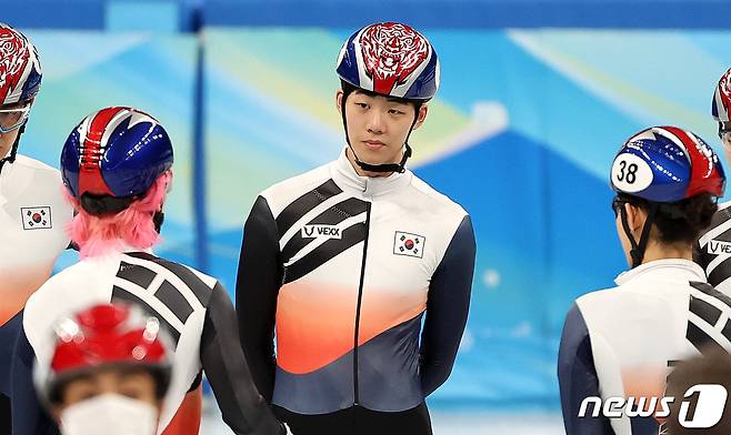 2022 베이징 동계올림픽 개막을 앞둔 31일 중국 베이징 캐피털 실내 경기장에서 대한민국 쇼트트랙 대표팀 이준서가 훈련을 마친 뒤 맏형 곽윤기의 조언을 듣고 있다. 2022.1.31/뉴스1 © News1 박지혜 기자