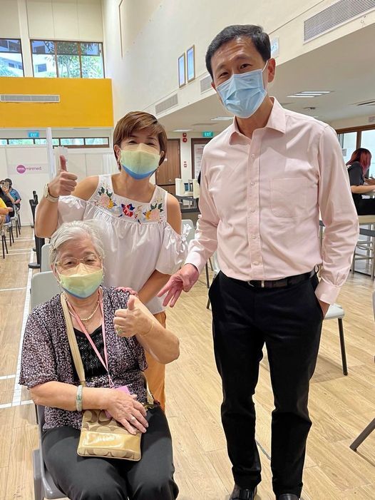 옹 예 쿵 싱가포르 보건부장관(오른쪽)이 부스터샷을 맞은 86세의 시민과 카메라앞에 섰다. 사진 옹 예 쿵 장관 페이스북
