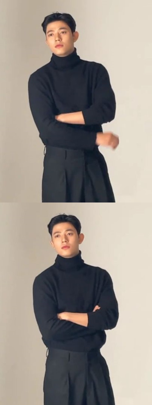 Actor Park Solomon flaunts warm visualsPark Solomon posted a video and a video on his instagram on the afternoon of the afternoon, saying, I hope it will be a healthy year this year.Inside the video is a picture of him shooting a picture.Styling in all black, Park Solomon showed off her chic yet charismatic aura.He also boasted a deadly good-looking look with a deep-set eye and chic eyes, as well as a warm physical and aura that shot his girlfriend.Actor Yoon Chan-young, who saw this, left I am happy for the new year in the comment, and Park Solomon responded with heart emoticons.Meanwhile, Park Solomon appeared as Lee Soo-hyuk in Netflixs original Now Our School, which was released on the 28th of last month.