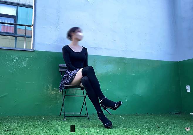 한 유튜버가 항공기 승무원 제복을 입는 ‘룩북 유튜브’ 영상을 올려 논란이 되었다. 사진은 이 유튜버의 다른 유튜브 장면.ⓒYouTube 갈무리