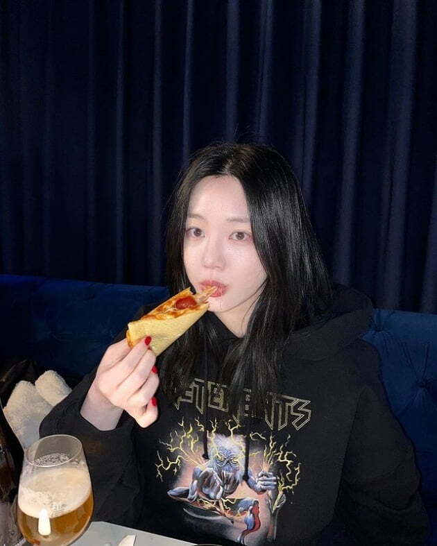 Actor Lee Yu-bi shares daily lifeLee Yu-bi posted three photos on his instagram on the 2nd with an article called Pee - Mac.Lee Yu-bi in the public photo is staring at the camera in front of pizza and beer. In the photo, he is eating a delicious pizza.Lee Yu-bi, who is 161cm and 45kg, is also seen eating pizza and beer.Many people who have encountered this praise Lee Yu-bi as eating.Meanwhile, Lee Yu-bi stars in the movie Love Affair.