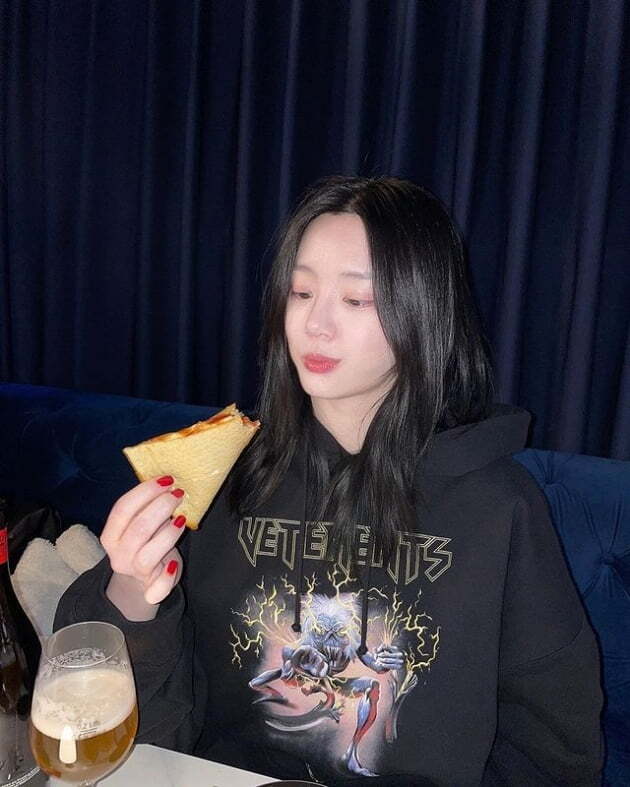 Actor Lee Yu-bi shares daily lifeLee Yu-bi posted three photos on his instagram on the 2nd with an article called Pee - Mac.Lee Yu-bi in the public photo is staring at the camera in front of pizza and beer. In the photo, he is eating a delicious pizza.Lee Yu-bi, who is 161cm and 45kg, is also seen eating pizza and beer.Many people who have encountered this praise Lee Yu-bi as eating.Meanwhile, Lee Yu-bi stars in the movie Love Affair.