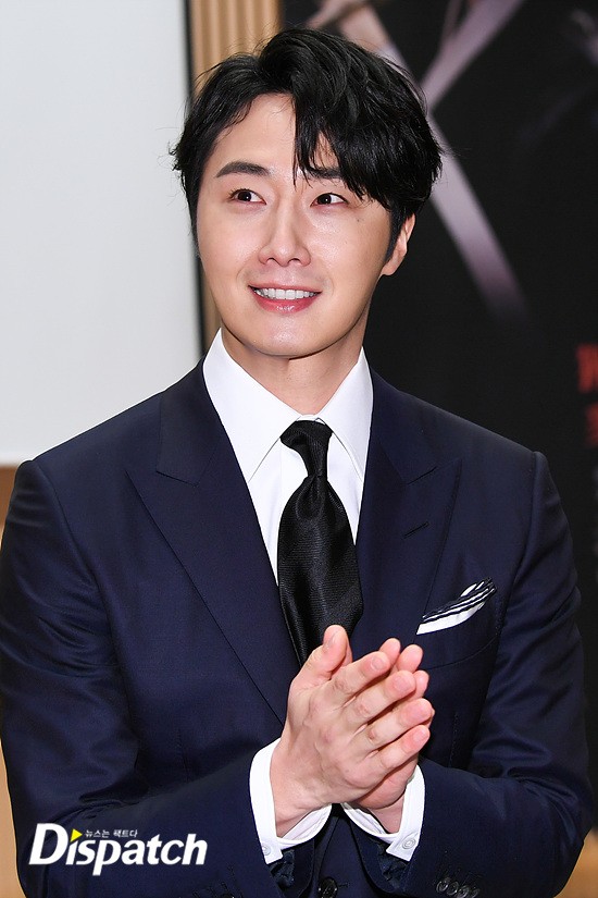 Actor Jung Il-woo was infected with Corona 19. On the afternoon of the 3rd, PCR tests confirmed that he was positive.Jung Il-woo was invited as the second season star of SNL Korea (7 times); on the 30th and 31st of last month, he took some corner shots outdoors, when he was known to have been infected with Corona 19.Despite the fact that comedian Jung I-rang was informed that he had a abnormal body, the production team forced him to shoot Jung Il-woo without separating the staff.Jung and I were not feeling well on the 30th, so we fell out of shooting that day (7 times), a production official said in , adding, The rest of the staff put it into filming because it was a simple test voice.However, one of the filming staff was finally positive. After the filming, Jung Il-woo was infected with Corona 19.The SNLs poor handling of the disease is a pity. Jung I-rang appeared on the 27th of last month on Heo Seong-taes side, and three days later, he complained of health problems.It wasnt a problem that could be solved by excluding Jung I-rang alone.If you find any health problems, it is right to stop recording, a broadcasting official said. The Actor takes off his mask and shoots.In addition, the SNL did not notify the confirmation on time. In the case of Jung I-rang, he was tested positive for Corona on the 31st of last month.It was James Stewart later.The SNL sides handling is also raising concerns of another chain Infection - and so will he, the two-day (notice) vacancy overlaps with the Lunar New Year holiday period.It is not possible to exclude the possibility of spreading to family relatives and acquaintances.SNL2 said, We check whether the Infection is caused by a simple kit or PCR test for the number of people participating in the recording every week. There is a delay in understanding the situation due to the overlapping period.Im sorry, she explained.