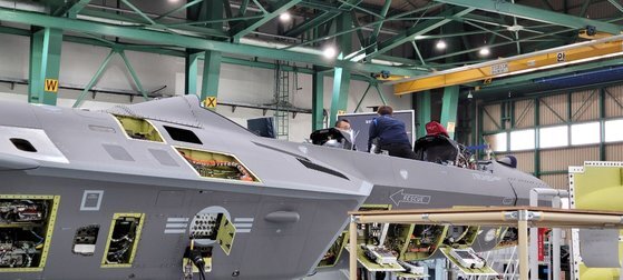 KAI 사천공장에서 엔지니어들이 KF-21 조종석에서 각종 장치를 테스트하고 있다.