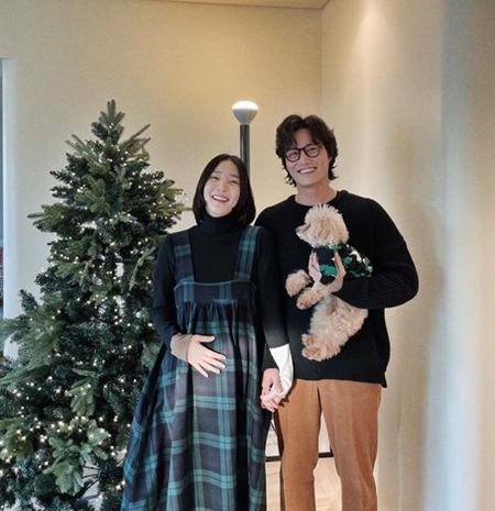The fact that space designer Lim Sung-bin, 39, was caught for drunk driving is being criticized.The public is particularly divided by the fact that his wife, actor Shin Da-eun, 37, was driving under the influence of alcohol while pregnant.According to the police, Lim Sung-bin was found drunk driving at 11 pm on the 2nd night when he was driving a car in Yeoksam-dong, Gangnam-gu, Seoul.Police who were dispatched to the scene at the time measured the drunkenness of motorcycle driver and Lim Sung-bin, and it was reported that the blood alcohol level corresponding to the license suspension level was released from Lim Sung-bin.When media reports that Lim Sung-bin was caught drunk driving came out, his agency Ace Factory acknowledged it and made an official position.The agency said, Im Sung-bin confirmed that he was taken home after a police investigation on charges of drunken driving. He said, I sincerely apologize for the inconvenience caused by the inconvenience.In the meantime, Lim Sung-bins agency said, We are deeply responsible for the occurrence of such an incident without excuse. Lim Sung-bin is deeply repentant of his mistakes and deeply reflects on them. The public is angry when the drunk driving incident of entertainers continues and the drunk driving incident again occurs.Lim Sung-bin has been exposed to a steady image through SBS Sangmongmong 2 and MBC Save me Holmes, and there is also a feeling of betrayal.In particular, his wife, actor Shin Da-eun, is currently pregnant, and there is a lot of criticism that Lim Sung-bin, a preliminary father, committed drunk driving.Lim Sung-bin revealed to the public the news of Shin Da-euns pregnancy last December through SNS, saying, I will be Father next year, because our precious life has come.I am a father, but I still have a lot to do, but I have to try harder and harder for my family.Above all, I will be loyal to Dae-eun who has a child in a small body. Lim Sung-bin, who was caught for drunk driving in two months after Shin Da-euns pregnancy announcement, was overshadowed.