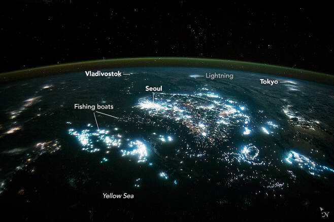 지난해 10월 30일 국제우주정거장에서 촬영한 한반도와 주변 야경